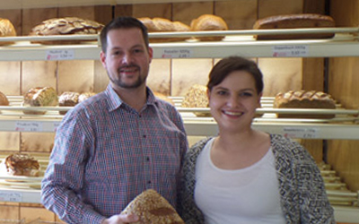 Christina Aßmuth und Pascal Klinker stehen hinter der Theke ihrer Bäckerei.