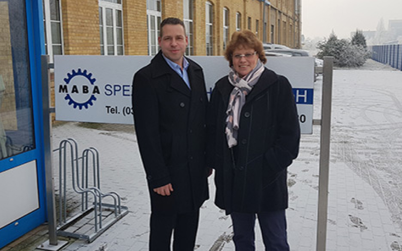 Dennis Wronski und Ingrid Weinhold vor MABA Spezialmaschinen GmbH