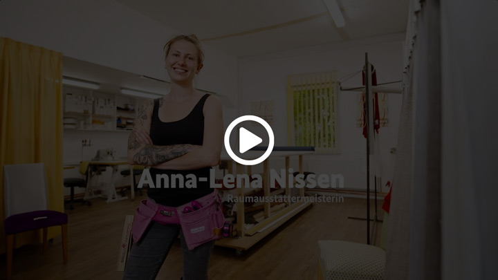 Raumausstatterin Anna-Lena Nissen von der Hamburger Firma „Sprungfeder“