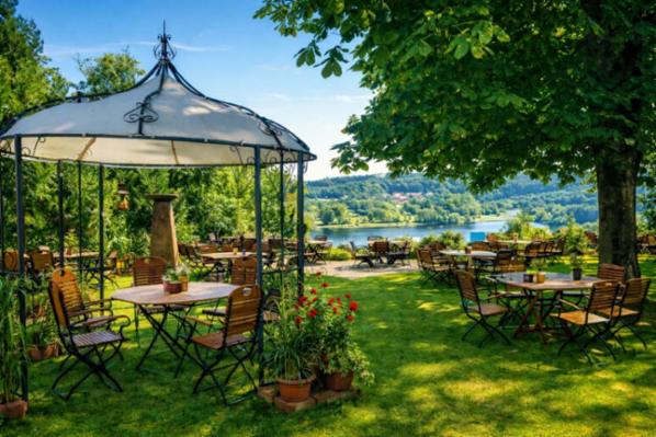 Eines der bekanntesten Gasthäuser mit Hotelbetrieb in Alleinlage in Südbayern – Bild 2