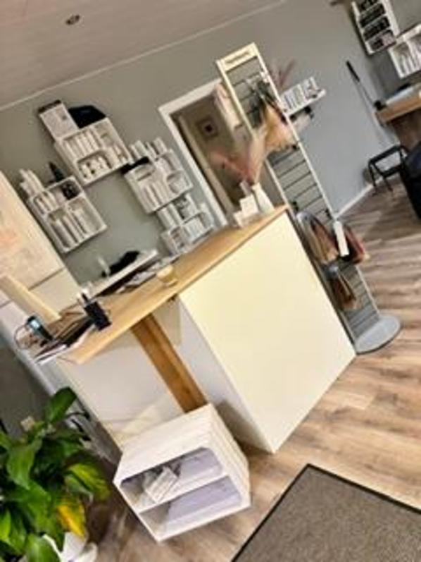 Heller moderner Friseursalon in Monheim am Rhein 40789 abzugeben 112qm,6 Plätze – Bild 2